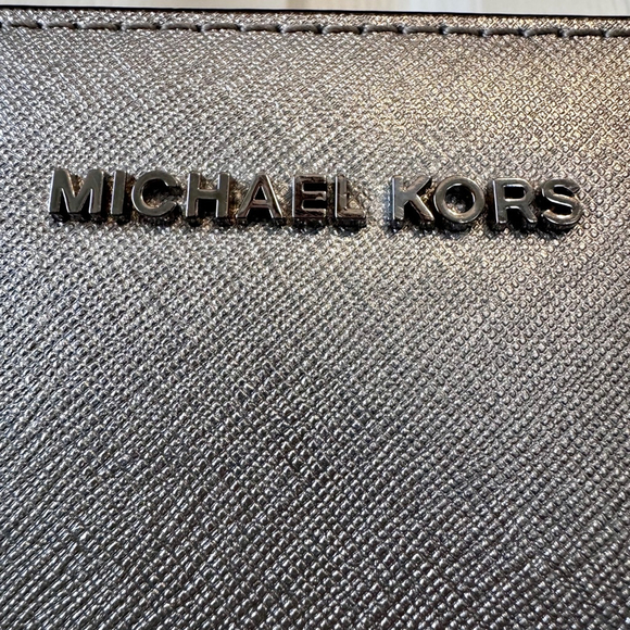 Women's Michael Kors Jet Set Silver Saffiano Leather Crossbody Clutch Purse - Picture 10 of 14